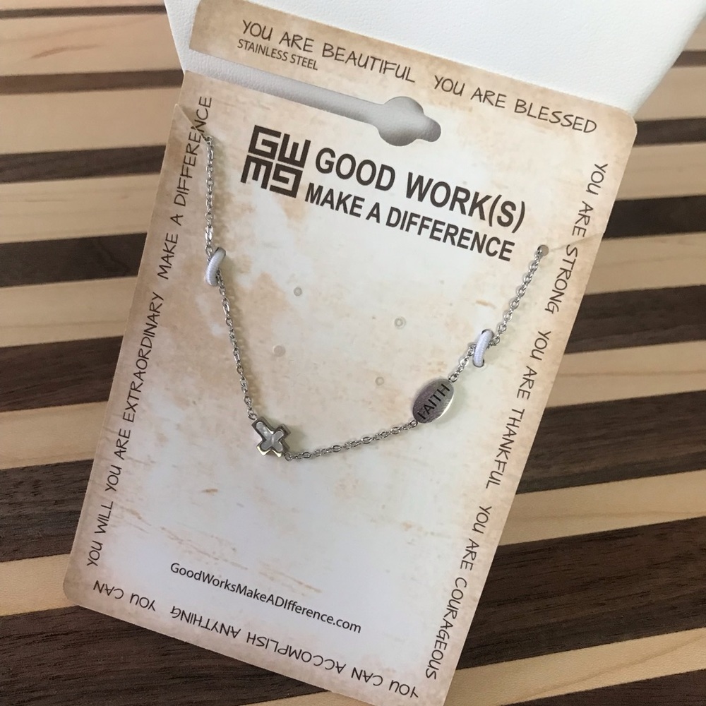 BNWT Mother of Pearl Cross Necklace
